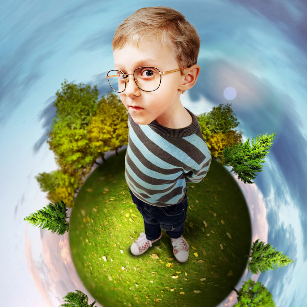 Ilustracja przedstawia małego chłopca w okrągłych okularach, z zaciekawioną miną, stojącego na pomniejszonej kuli ziemskiej porośniętej drzewami.
