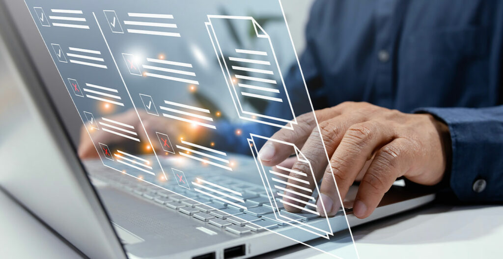 Grafika ilustrująca tekst ukazuje dłonie mężczyzny na klawiaturze laptopa, z której wychodzi interaktywny obraz przedstawiający pliki tekstowe.