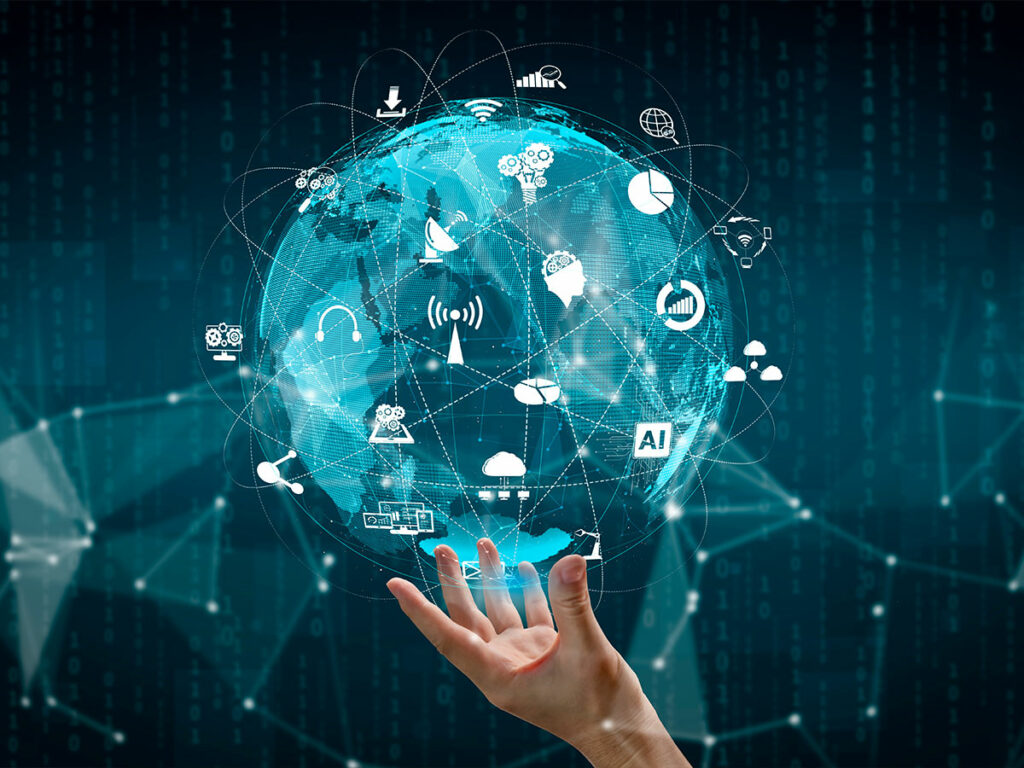 Grafika przedstawia dłoń, która trzyma interaktywną kulę ziemską, po której płyną liczne połączenia między symbolami, między innymi satelity, sztucznej inteligencji, komputerów czy sieci.