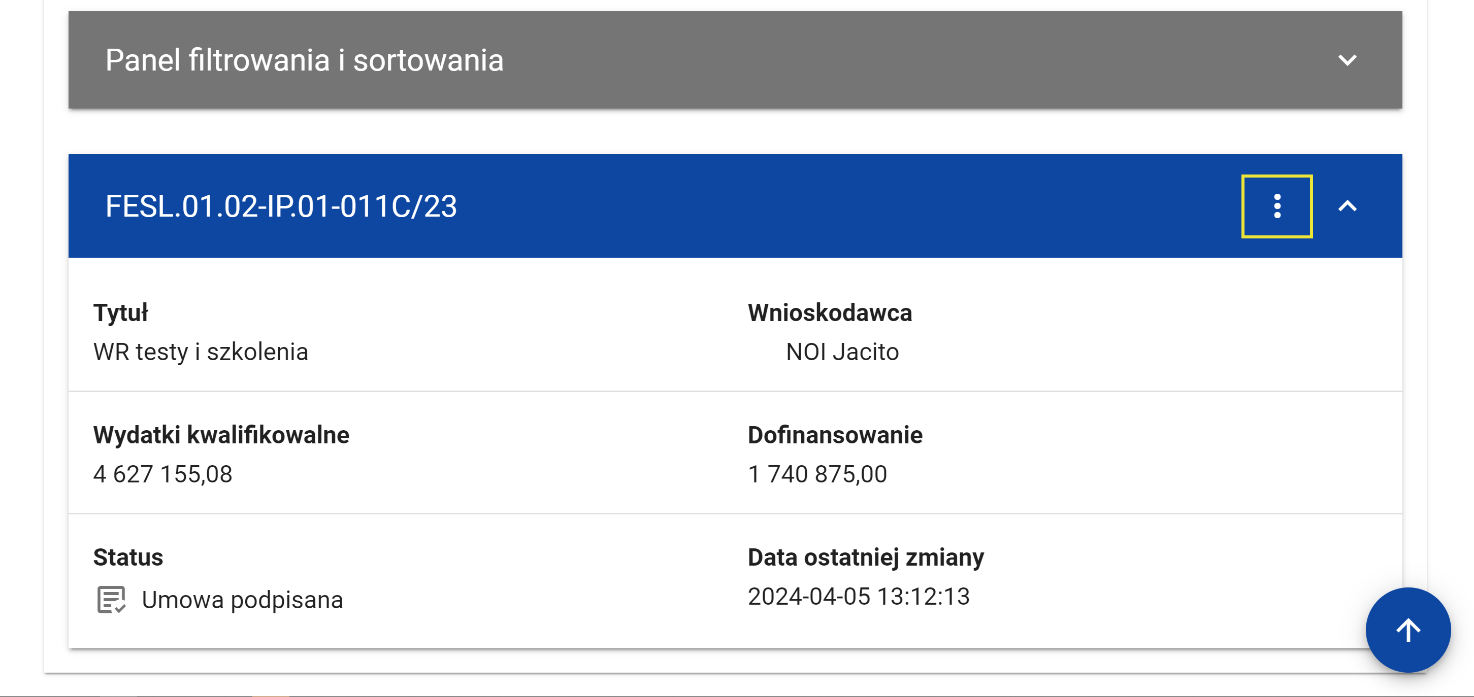 Zrzut ekranu przedstawia panel filtrowania i sortowania w aplikacji zarządzania projektami. Na górze panelu znajduje się szary pasek z napisem "Panel filtrowania i sortowania". Pod nim widoczna jest szczegółowa informacja o projekcie: Kod projektu: "FESL.01.02-IP.01-011C/23" (z niebieskim tłem) Tytuł projektu: "WR testy i szkolenia" Wnioskodawca: "NOI Jacito" Wydatki kwalifikowalne: "4 627 155,08" Dofinansowanie: "1 740 875,00" Status: "Umowa podpisana" Data ostatniej zmiany: "2024-04-05 13:12:13" W prawym górnym rogu informacji o projekcie znajduje się ikona z trzema pionowymi kropkami, oznaczona żółtą ramką, która prawdopodobnie służy do wyświetlenia dodatkowych opcji.