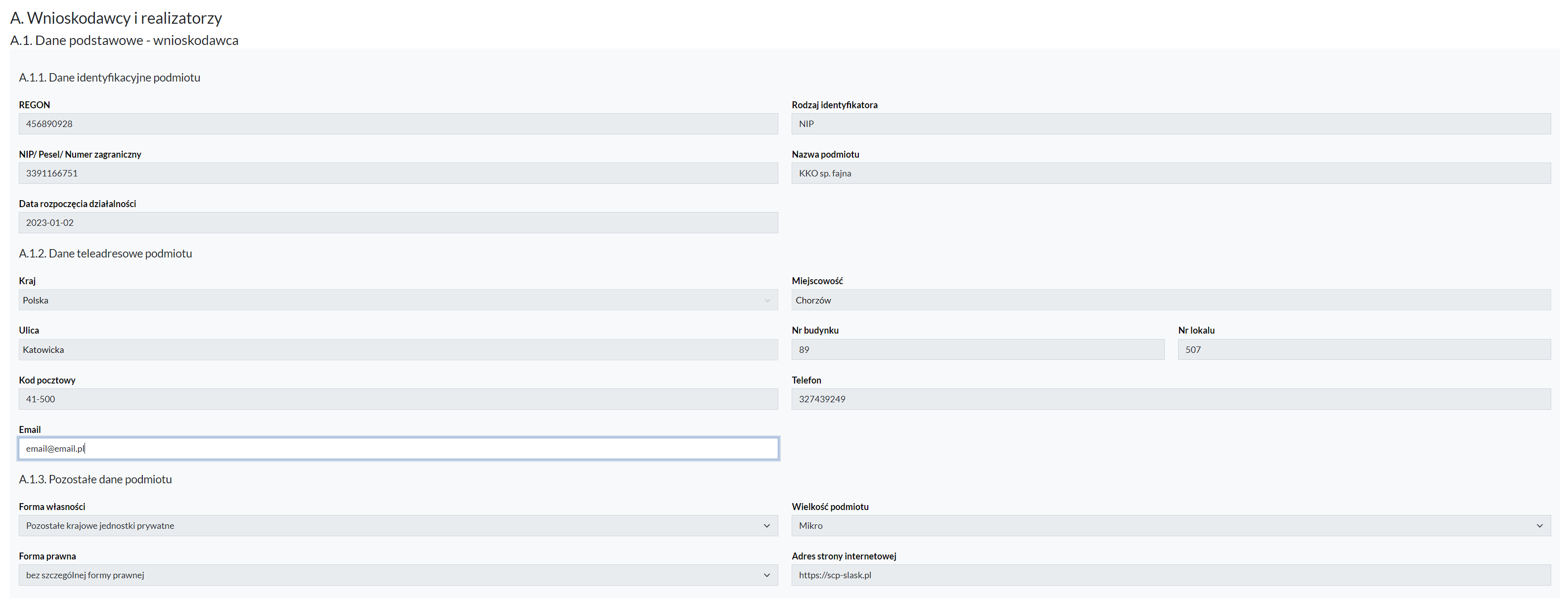 Zrzut ekranu przedstawia formularz zatytułowany "Wnioskodawcy i realizatorzy", w którym zawarte są szczegółowe informacje o podmiocie składającym wniosek. Dane podstawowe obejmują REGON NIP/Pesel/Numer zagraniczny, datę rozpoczęcia działalności rodzaj identyfikatora oraz nazwę podmiotu. W sekcji danych teleadresowych widoczne są informacje dotyczące kraju, ulicy, miejscowości: numeru budynku, numeru lokalu kodu pocztowego, telefonu oraz adresu email. W dalszej części formularza znajdują się dodatkowe dane podmiotu, takie jak forma własności, forma prawna, wielkość podmiotu oraz adres strony internetowej:.