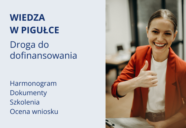 Po lewej stronie znajdują się napisy: Wiedza w pigułce - Droga do dofinansowania. Harmonogram, dokumenty, szkolenia, ocena wniosku. Po prawej stronie widoczne jest zdjęcie uśmiechniętej kobiety w czerwonej marynarce, która pokazuje gest uniesionego kciuka w górę. W lewej dolnej części kadru widoczny jest fragment podkładki z dokumentami.
