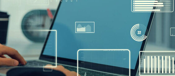 Na zdjęciu widać biznesmena wpisującego dane do laptopa