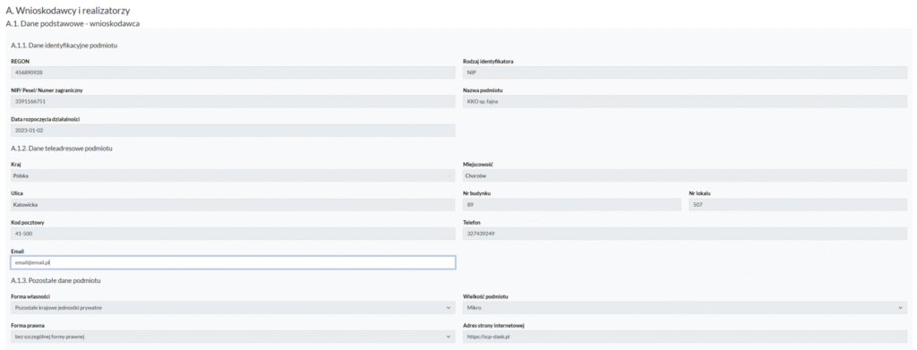 Zrzut ekranu przedstawia formularz zatytułowany "Wnioskodawcy i realizatorzy", w którym zawarte są szczegółowe informacje o podmiocie składającym wniosek. Dane podstawowe obejmują REGON NIP/Pesel/Numer zagraniczny, datę rozpoczęcia działalności rodzaj identyfikatora oraz nazwę podmiotu. W sekcji danych teleadresowych widoczne są informacje dotyczące kraju, ulicy, miejscowości: numeru budynku, numeru lokalu kodu pocztowego, telefonu oraz adresu email. W dalszej części formularza znajdują się dodatkowe dane podmiotu, takie jak forma własności, forma prawna, wielkość podmiotu oraz adres strony internetowej:.