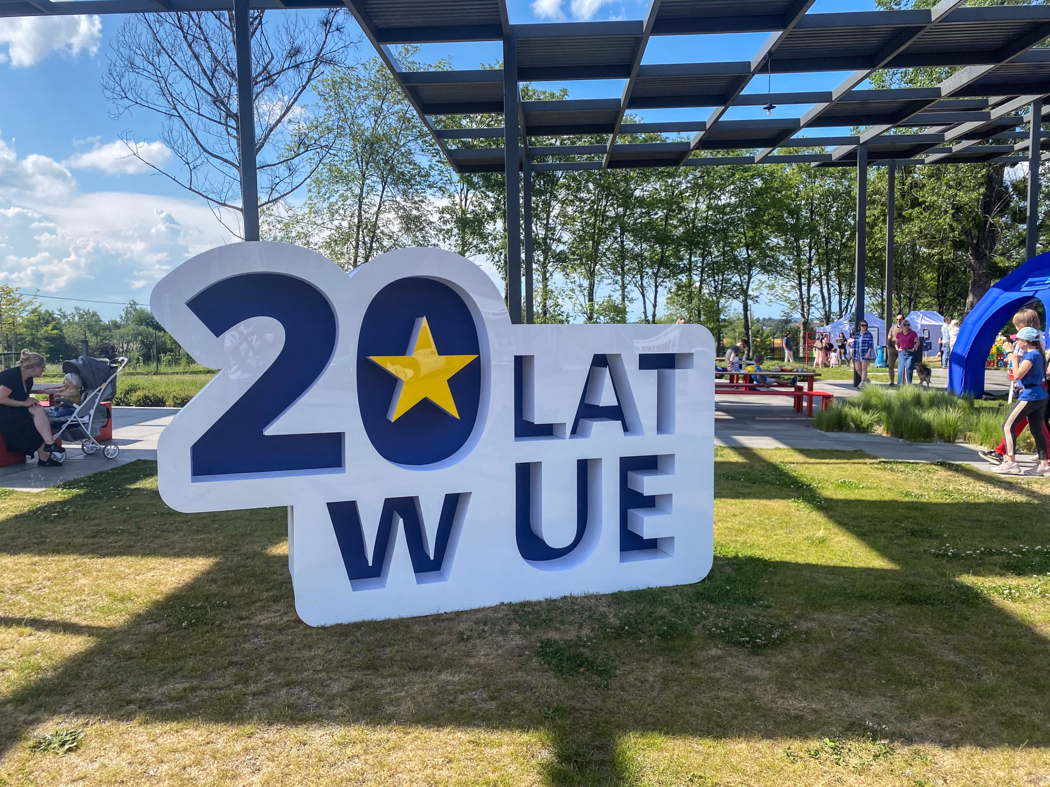 Na zdjęciu widać duży, trójwymiarowy napis 