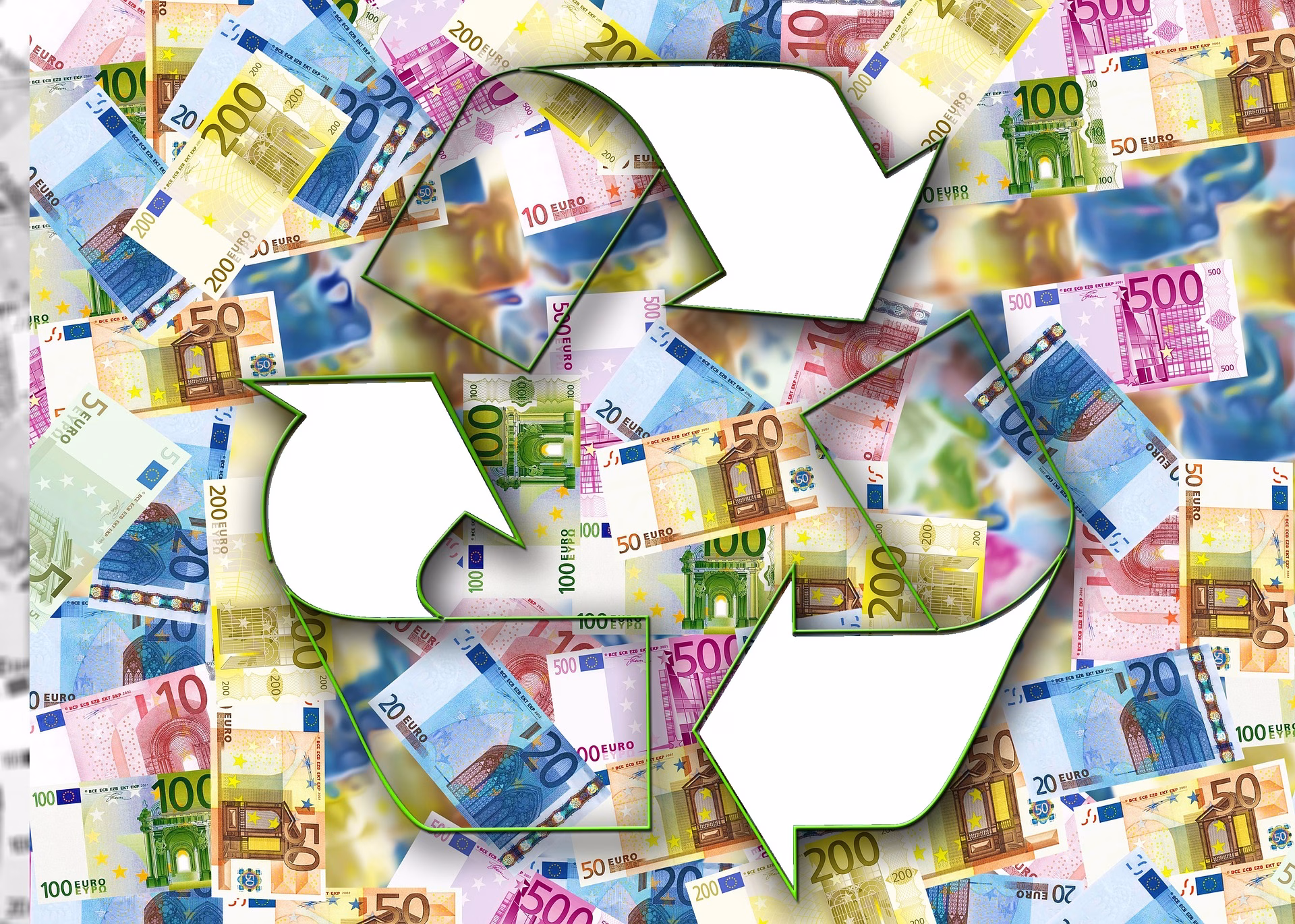 Grafika przedstawia leżące banknoty euro, na tle których umieszczony jest symbol recyklingu.