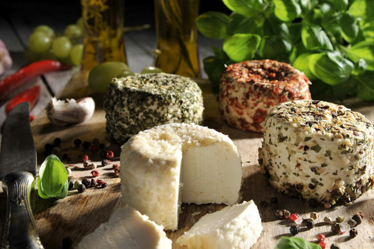 Zdjęcie ukazuje kunsztownie przygotowaną potrawę na drewnianej desce.