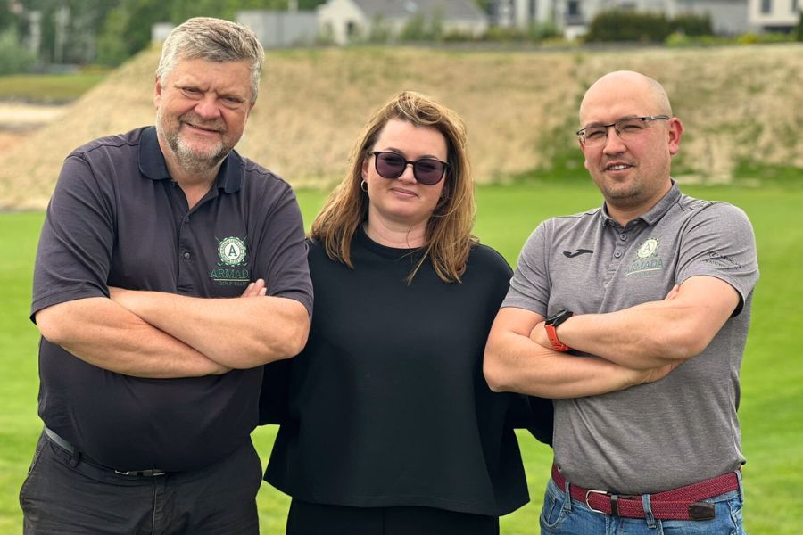 Zdjęcie prezentuje osoby, które są związane z firmą Armada Bytom spółka z ograniczoną odpowiedzialnością spółka komandytowa oraz Armada Golf Club. Na zdjęciu widoczne są trzy osoby - dwóch mężczyzn oraz jedna kobieta.