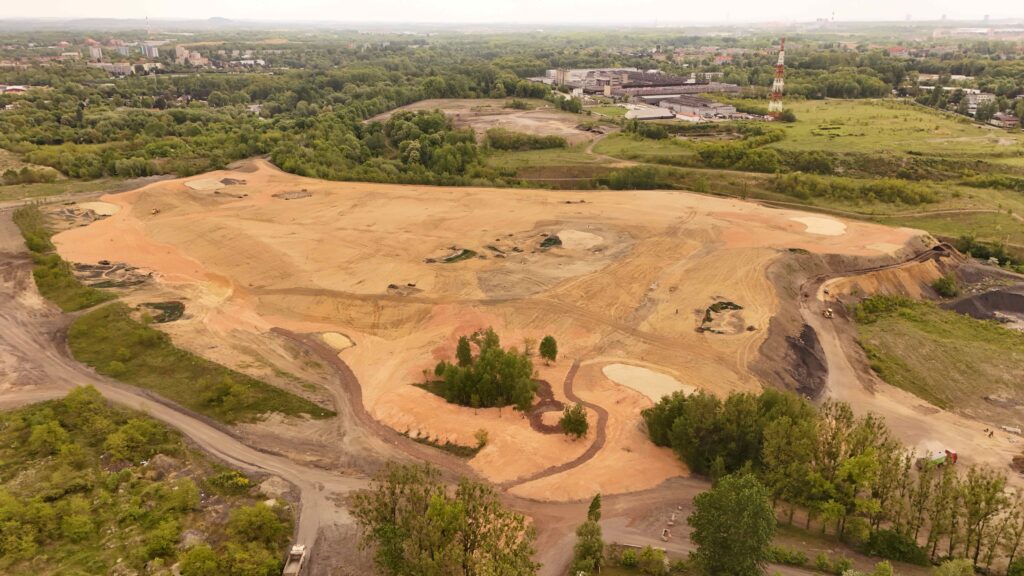 Ujęcie z drona na inwestycję Armada Bytom. Fotografia przedstawia trwające pracę nad polem golfowym.