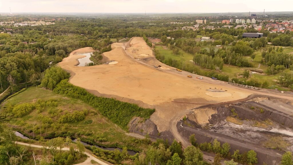 Ujęcie z drona na inwestycję Armada Bytom. Fotografia przedstawia trwające pracę nad polem golfowym.