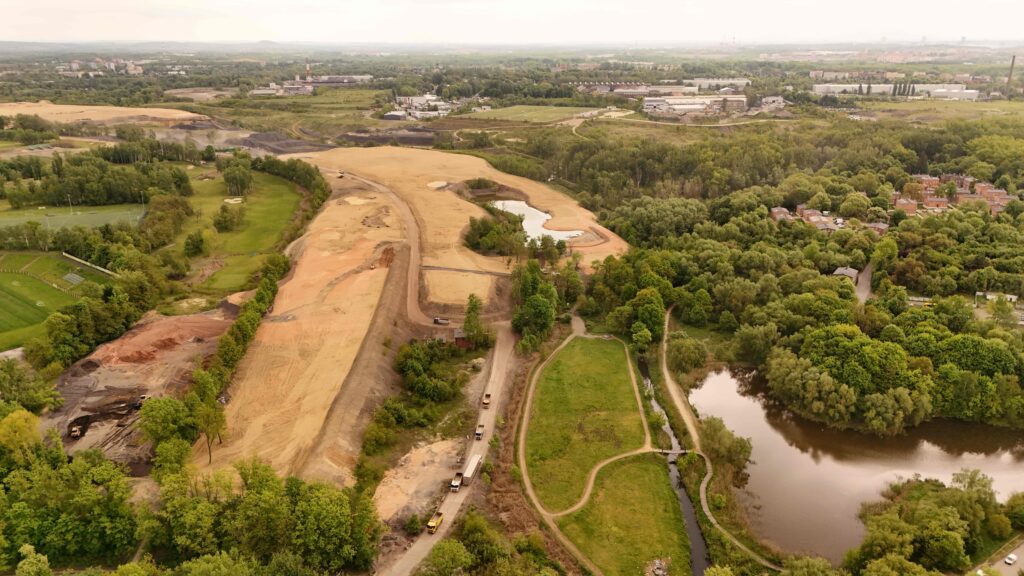 Ujęcie z drona na inwestycję Armada Bytom. Fotografia przedstawia trwające pracę nad polem golfowym.
