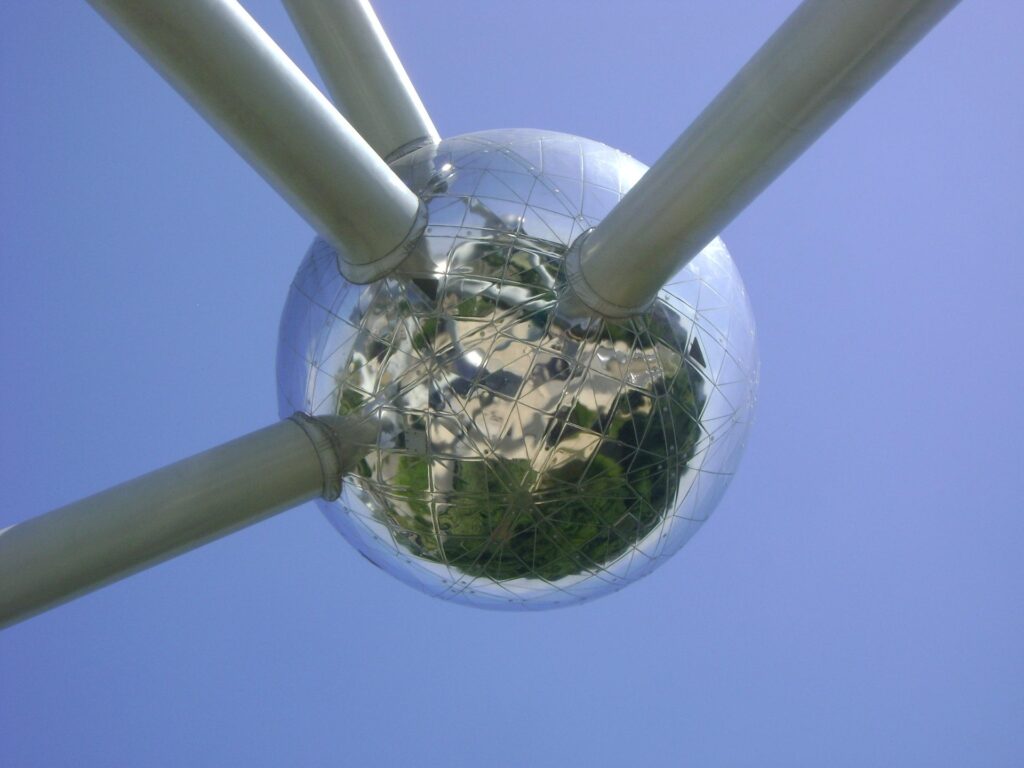 Zdjęcie przedstawia fragment rzeźby prezentującej model atomu.