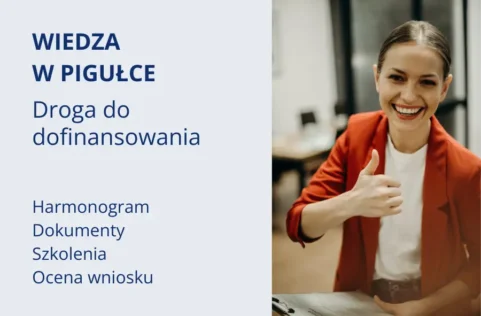 Po lewej stronie znajdują się napisy: Wiedza w pigułce - Droga do dofinansowania. Harmonogram, dokumenty, szkolenia, ocena wniosku. Po prawej stronie widoczne jest zdjęcie uśmiechniętej kobiety w czerwonej marynarce, która pokazuje gest uniesionego kciuka w górę. W lewej dolnej części kadru widoczny jest fragment podkładki z dokumentami.